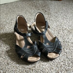 G.H. Bass & Co. Black Leather Sandals with T-Strap Design